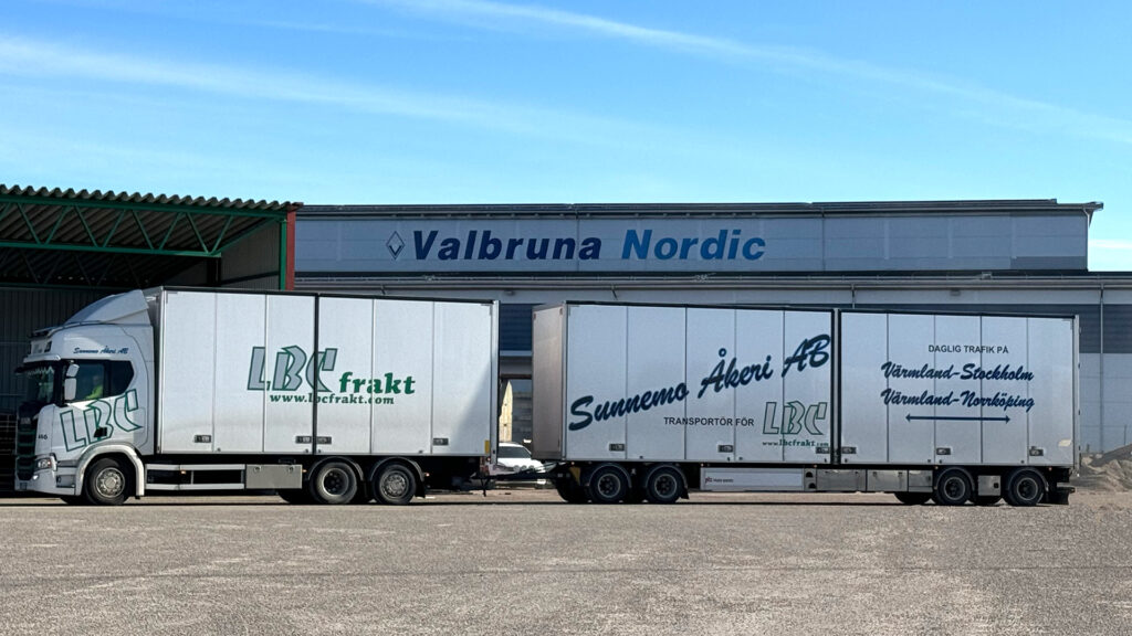 Bild från LBC Frakts parkering. Lastbil med släp framför Valbruna Nordic.