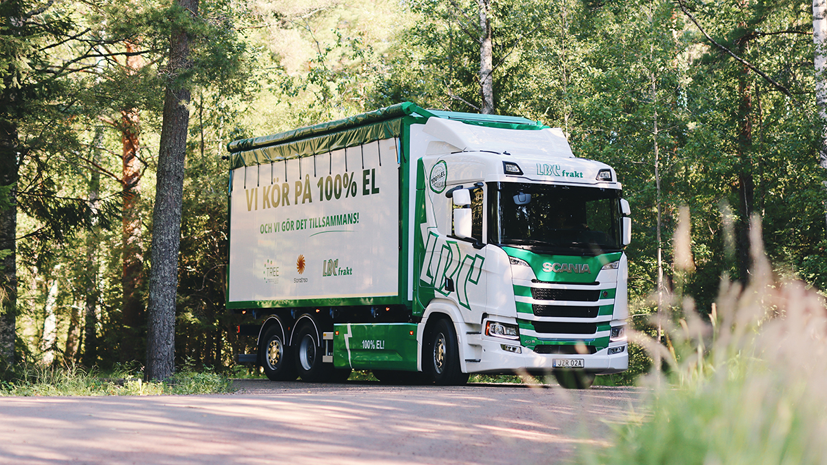 Bild på en elektrifierad flisbil som står parkerad vid skogen. På skåpet står: 