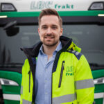 Porträtt av Anders Lööf framför en av LBC Frakts lastbilar