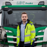 Porträtt av Anders Lööf, vd på LBC Frakt framför en av LBC Frakts lastbilar.