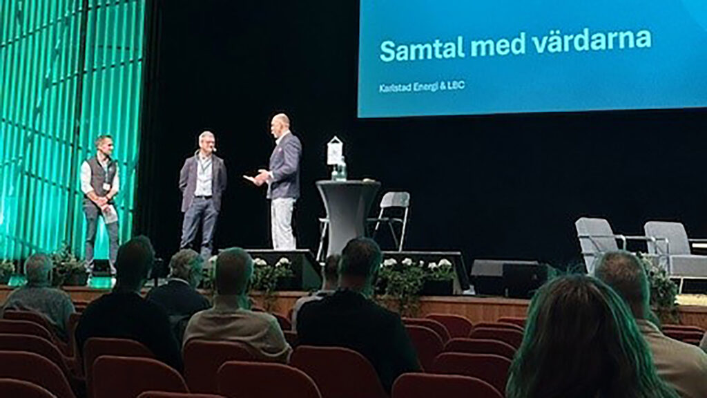 Bild tagen från publiken på värdarna för Avfall Sverige som står på scenen - LBC Frakt och Karlstads Energi.