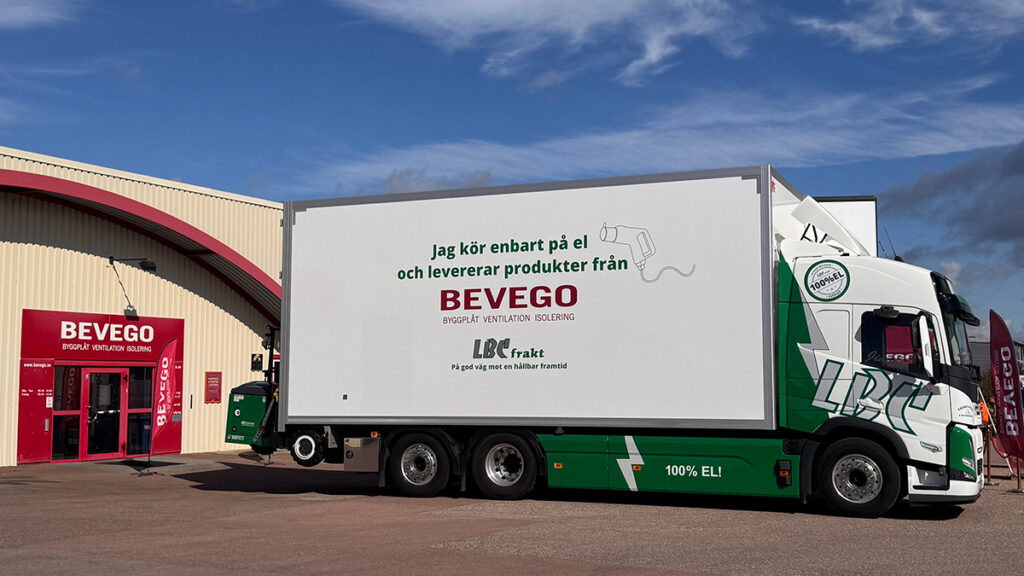 Eldriven lastbil -LBC Frakt utanför Bevegos butik i Karlstad. På ellatbilsens flak står: Jag kör enbart på el och levererar produkter från Bevego.