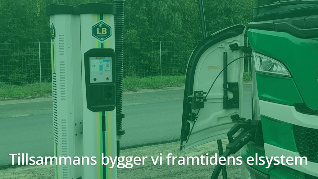 Bild på laddstolpe-Laddbolaget och på fronten på en av LBC Frakts lastbilar som laddar. Över bilden ligger ett grönt filter och vit text: Tillsammans bygger vi framtidens elsystem.