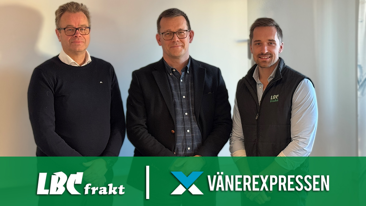 Foto på: Magnus Trast, vd Canola Ola Sundgren, Vänerhamn Anders Lööf, vd LBC Frakt. Längst ner i bilden ligger en grön banner med LBC Frakts och Vänerexpressens loggor.