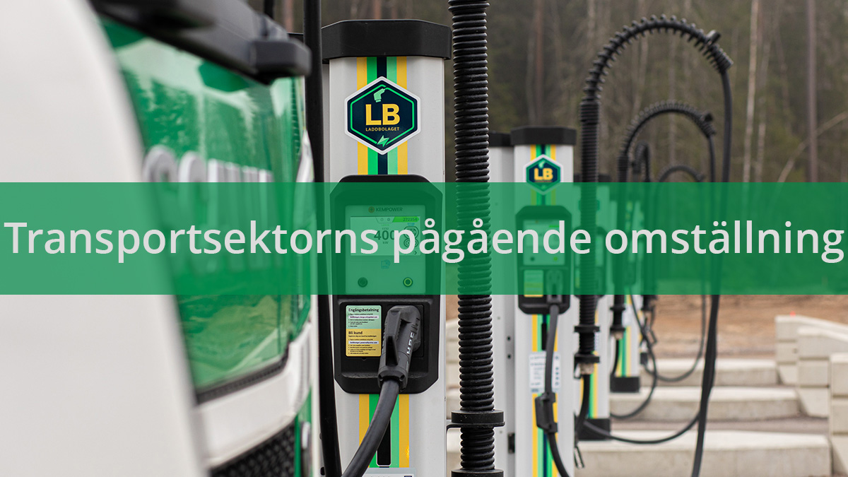 Fronten på en LBC Frakt lastbil och laddstolpar från laddbolaget. I mitten av bilden ligger en grön banner med vit text: Transportsektorns pågående omställning.