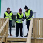 Anders Lööf, VD LBC Frakt, Åsa Johansson (S) och Anders Tallgren, kommunalråd i Karlstad klipper bandet för att inviga LBC Frakts nya chaufförshus.