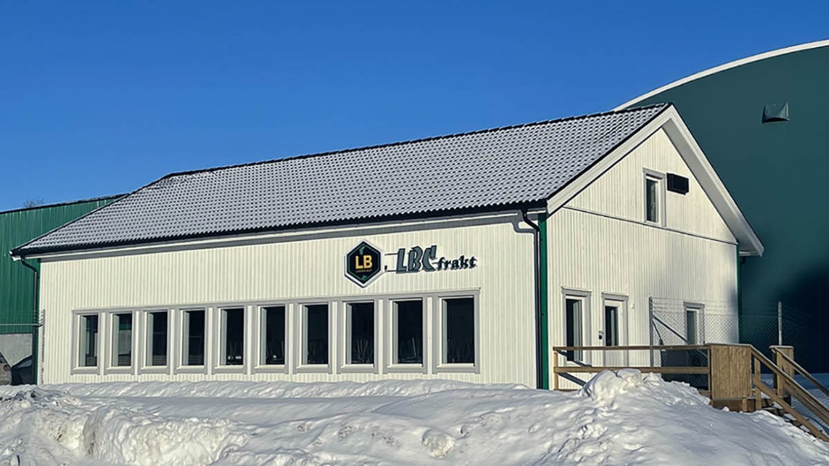 LBC Frakts chaufförshus i Bråtebäcken. Ett vitt tvåtvånginshus med snö runtomkring.
