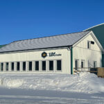 LBC Frakts chaufförshus i Bråtebäcken. Ett vitt tvåtvånginshus med snö runtomkring.