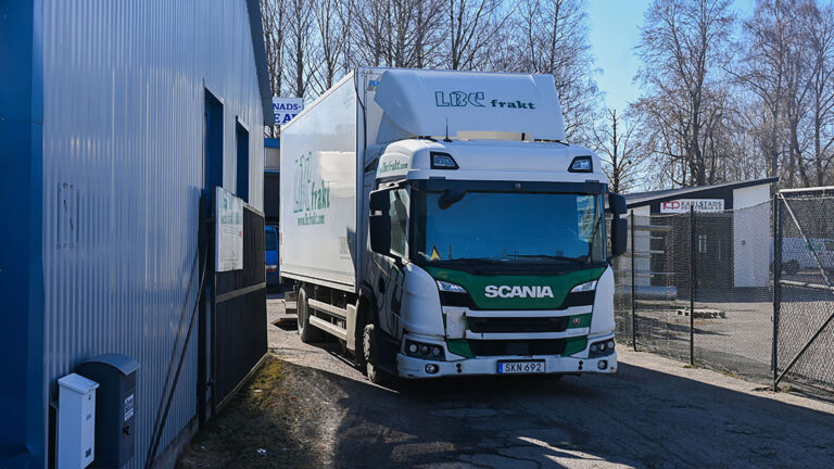 LBC Frakt lastbil lastar gods hos Ledtec.
