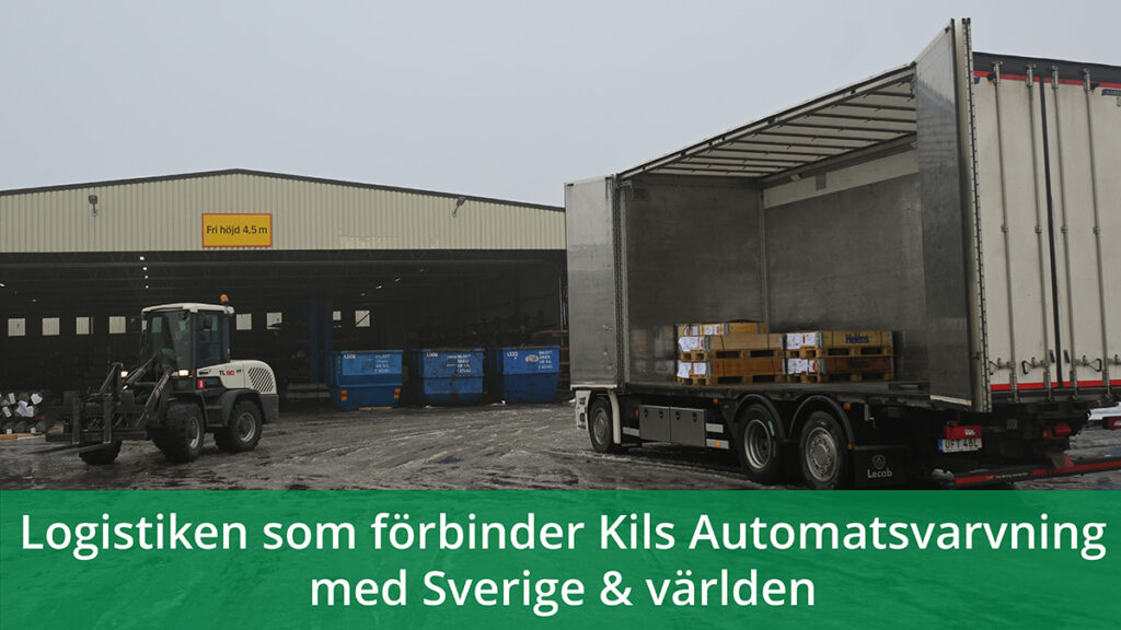 En LBC Frakt lastbil som lossar hos Kils Automatsvarvning vid deras lagerlokal. I nedrekanten går det en lätt genomskinlig grön banner med texten: 