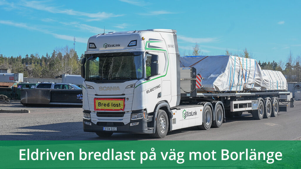 Lånad eldriven dragbil som kör CLT till ett projket i Borlänge. På fronten av bilen står det 